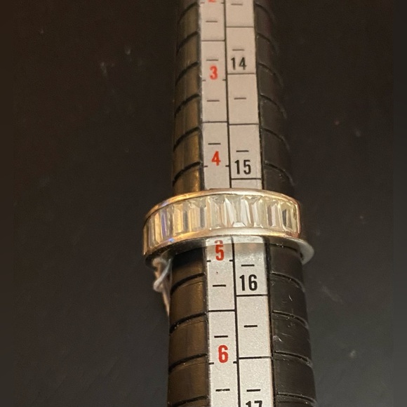 Avon 925 Sterling Silver square cut Cubic Zirconia stones band ring - size 5 - Picture 3 of 12